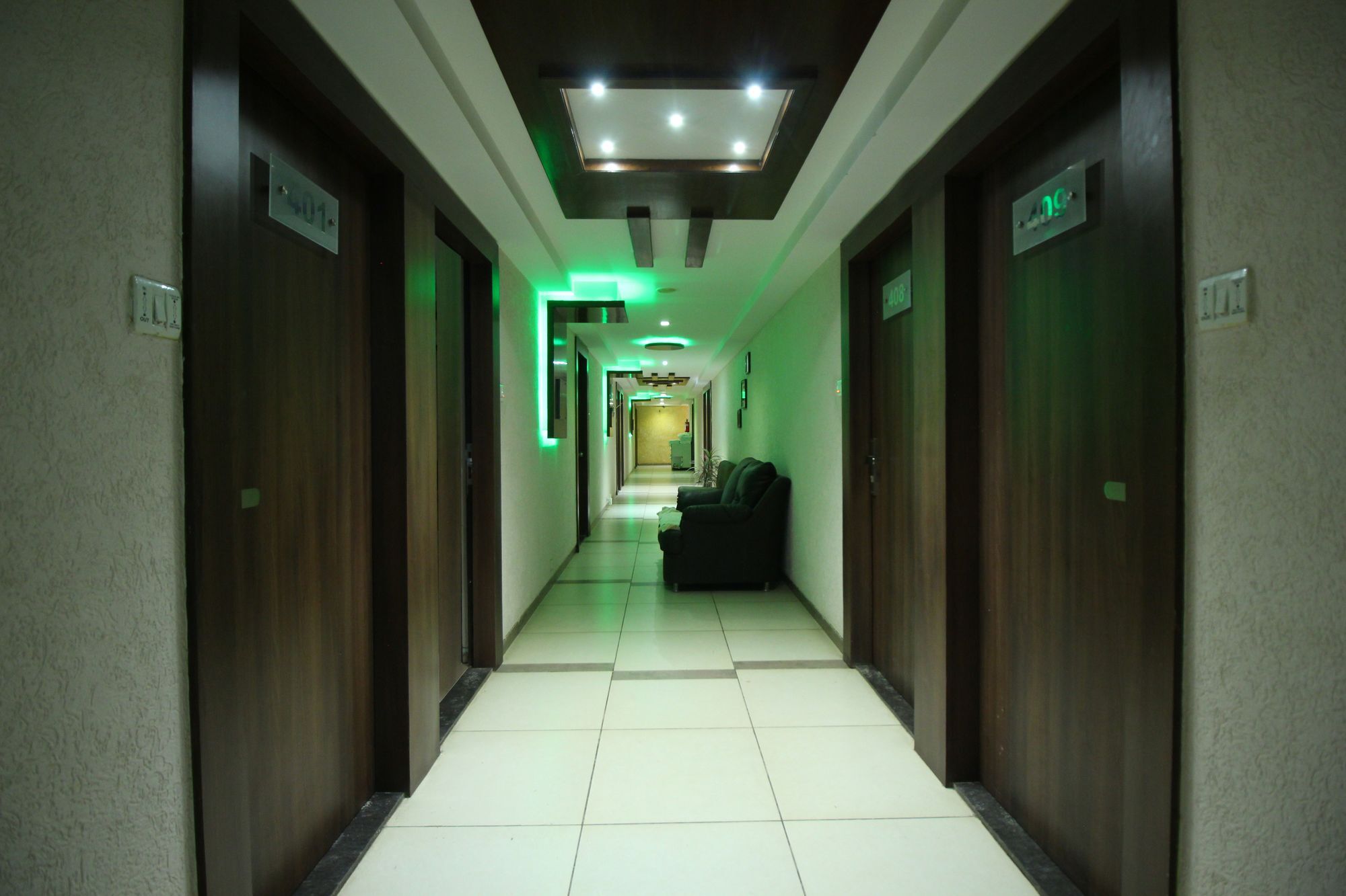 Oyo 4161 Hotel Shailly Inn 阿穆达巴 外观 照片