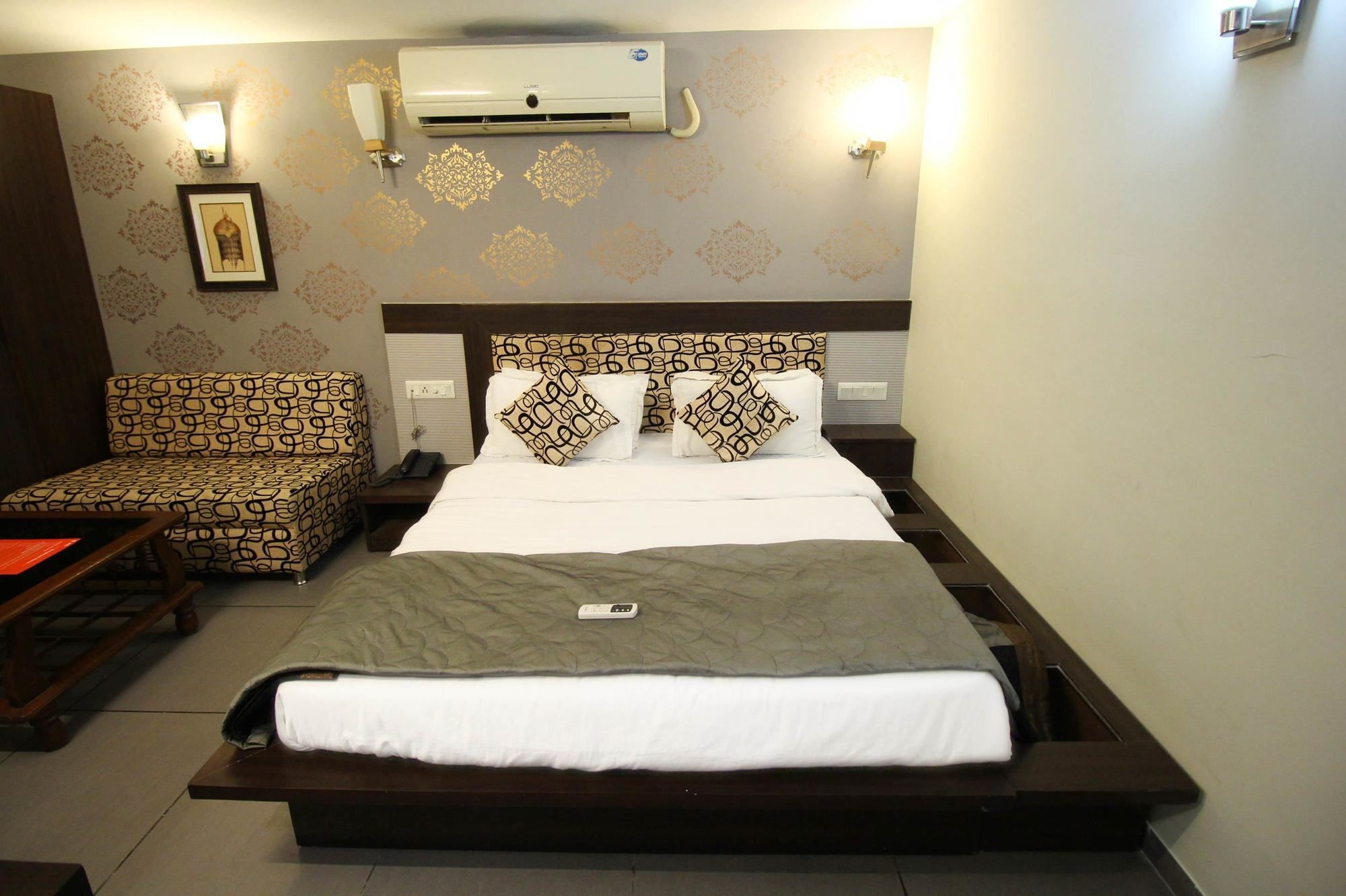 Oyo 4161 Hotel Shailly Inn 阿穆达巴 外观 照片